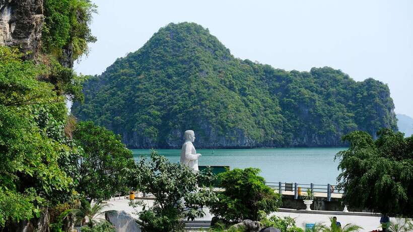 From Hanoi: 1 -Day Halong Bay Cruise With Big & Small Groups - Luon Cave: kayaking or bamboo boat (and the extra cost you should expect)