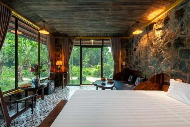 From Hanoi : 4-day Ninh Binh-Halong Bay Cruise with Balcony - Trang An UNESCO river caves and the Mua Cave viewpoint
